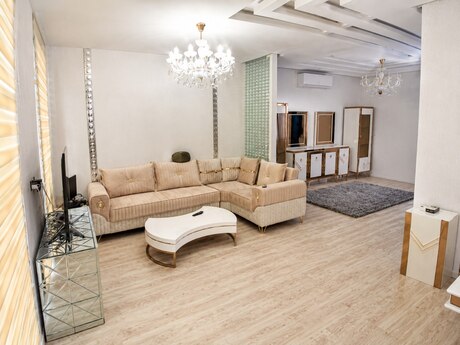 7 otaqlı həyət evi/bağ evi - Novxanı q. - 360 m²