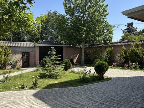 7 otaqlı həyət evi/bağ evi - Novxanı q. - 400 m²