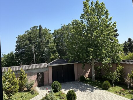 7 otaqlı həyət evi/bağ evi - Novxanı q. - 400 m²