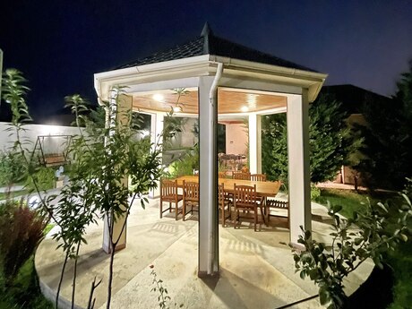 6 otaqlı həyət evi/bağ evi - Novxanı q. - 550 m²