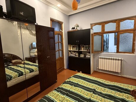 2 otaqlı həyət evi/bağ evi - İnşaatçılar m. - 75 m²