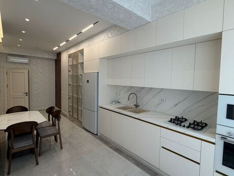 3-комн. новостройка - м. Элмляр Академиясы - 170 м²