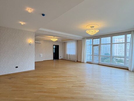 4 otaqlı mənzil, 250 m², 28 May: 600 000 ₼ 2