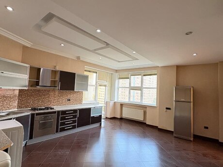 4 otaqlı mənzil, 236 m², 28 May: 600 000 ₼ 2