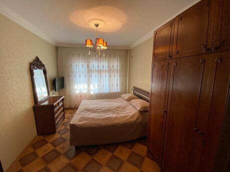 3 otaqlı köhnə tikili - 8 Noyabr m. - 85 m²