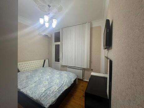 5 otaqlı həyət evi/bağ evi - Novxanı q. - 200 m²