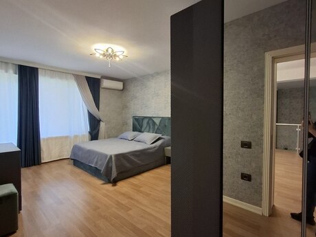 6 otaqlı həyət evi/bağ evi - Şüvəlan q. - 300 m²