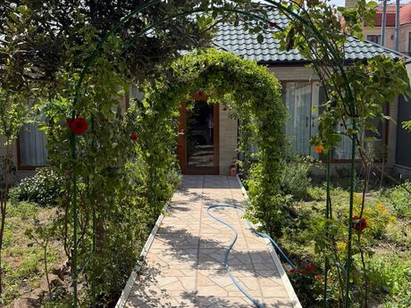 6 otaqlı həyət evi/bağ evi - Bakıxanov q. - 450 m²