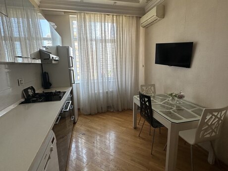 3 otaqlı yeni tikili - 8 Noyabr m. - 117 m²