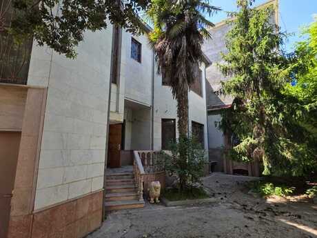 8 otaqlı həyət evi/bağ evi - Gənclik m. - 450 m²