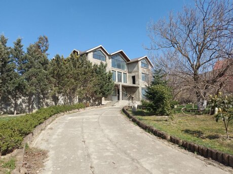 14 otaqlı həyət evi/bağ evi - Novxanı q. - 820 m²