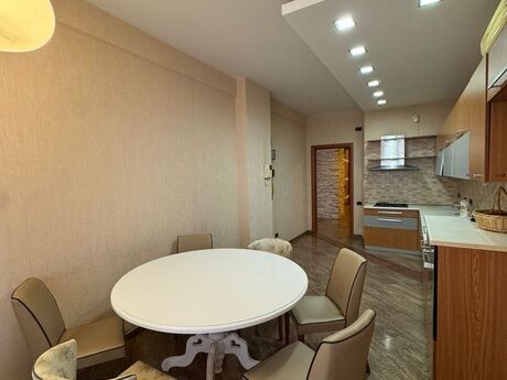 4-комнатная квартира, 230 м², 28 May: 600 000 ₼ 2