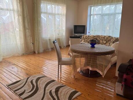 5 otaqlı həyət evi/bağ evi - Novxanı q. - 400 m²