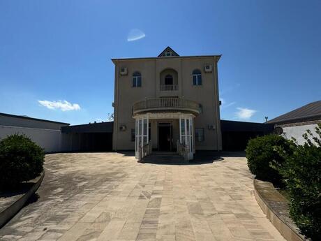8 otaqlı həyət evi/bağ evi - Şüvəlan q. - 750 m²