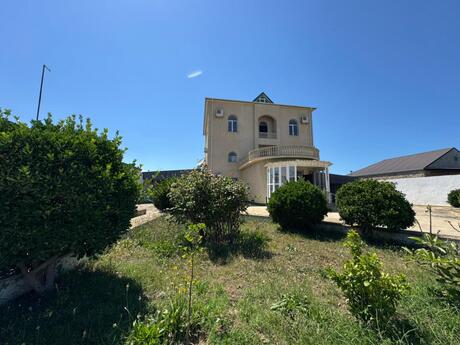 8 otaqlı həyət evi/bağ evi - Şüvəlan q. - 750 m²