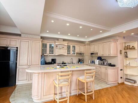 4-комнатная квартира, 165 м², 28 May: 555 000 ₼ 5