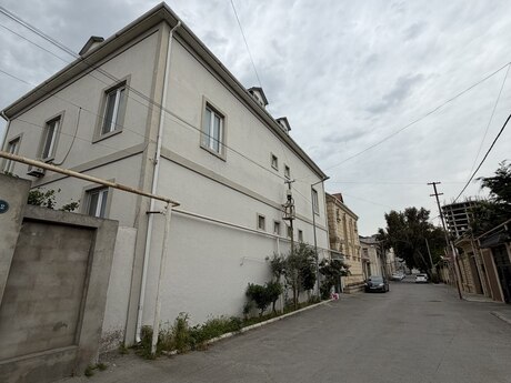 8 otaqlı həyət evi/bağ evi - Bakıxanov q. - 280 m²