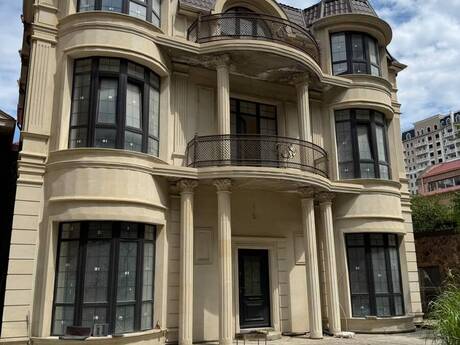 5 otaqlı həyət evi/bağ evi - Elmlər Akademiyası m. - 600 m²