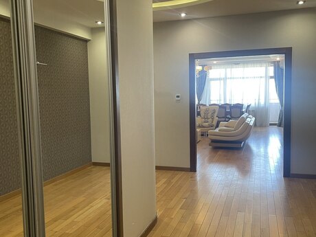 4-комнатная квартира, 173 м², Elmlər Akademiyası: 540 000 ₼ 2