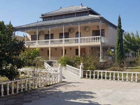 5 otaqlı həyət evi/bağ evi - Novxanı q. - 265 m²
