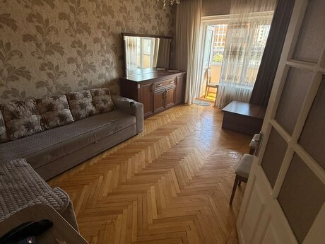 3 otaqlı köhnə tikili - Elmlər Akademiyası m. - 90 m²