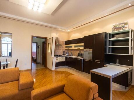Elan №6212332 - Bakı, Sahil m., 2 otaqlı, 70 m², 4/5 mərtəbə
