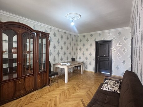 Продаётся 3-комнатная квартира в старом фонде, Elmlər Akademiyası, 70 м², 172 000 AZN, фото 2 / 12