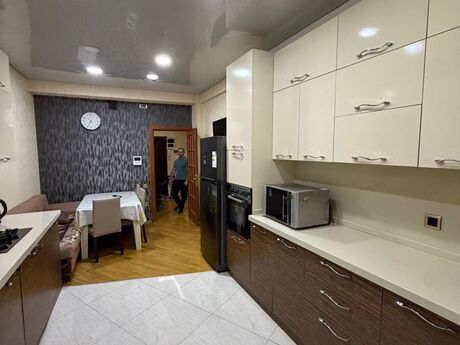 3-комн. новостройка - м. Низами - 150 м²