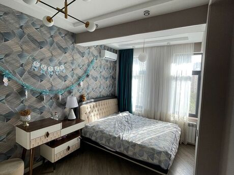 3-комн. новостройка - м. 28 мая - 90 м²
