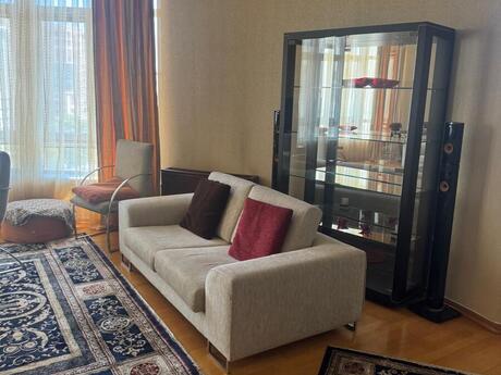 4-room apartment for rent, 225 m², 28 May: 1 900 ₼/mo 4