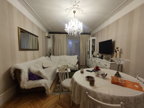 Elan №6223811 - Bakı, Nizami m., 3 otaqlı, 70 m², 3/5 mərtəbə