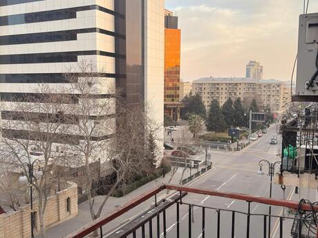 Elan №6224451 - Bakı, 28 May m., 2 otaqlı, 70 m², 3/3 mərtəbə