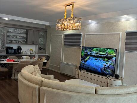 8 otaqlı həyət evi/bağ evi - Səbail r. - 400 m²
