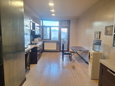 3-комнатная квартира, 220 м², 28 May: 500 000 ₼ 3