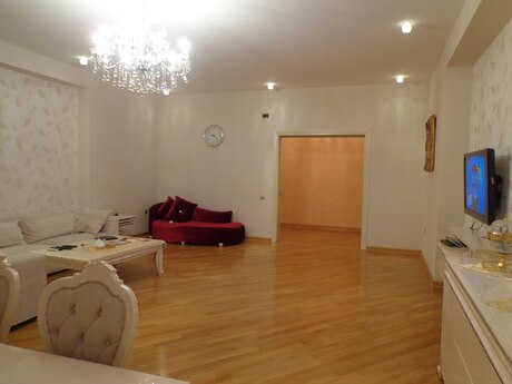 Kirayə 4 otaqlı mənzil, 200 m², İçəri Şəhər: 2 000 ₼/ay 3