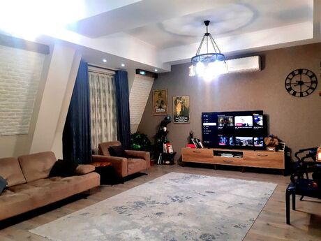 4 otaq · 205 m² · 8/8 mərtəbə, Ağ şəhər