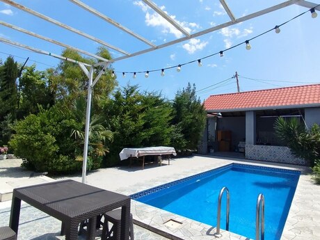 4 otaqlı həyət evi/bağ evi - Buzovna q. - 180 m²