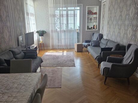 8 otaqlı həyət evi/bağ evi - Nəsimi m. - 480 m²