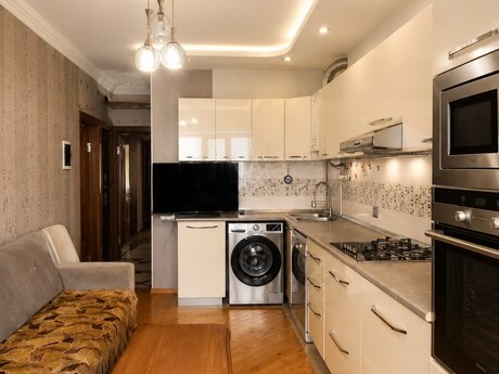 3 otaqlı köhnə tikili - 8 Noyabr m. - 80 m²