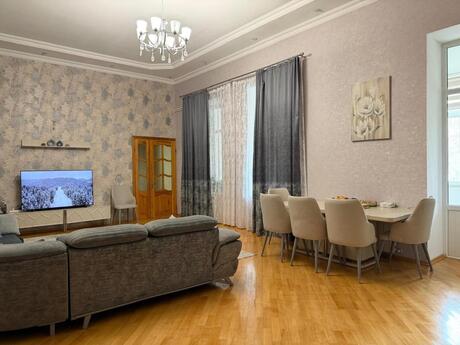 Elan №6248401 - Bakı, Yasamal r., 5 otaqlı, 255 m², 2/3 mərtəbə