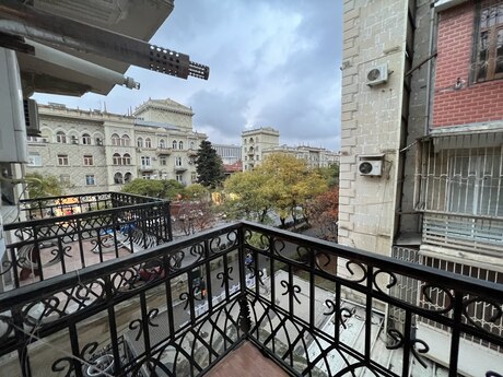 1-комн. вторичка - м. Элмляр Академиясы - 42 м²