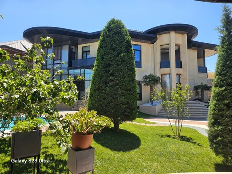 7 otaqlı həyət evi/bağ evi - Novxanı q. - 600 m²