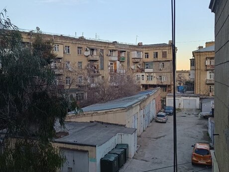 3 otaqlı köhnə tikili - Elmlər Akademiyası m. - 70 m²