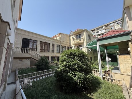 9 otaqlı həyət evi/bağ evi - Nəsimi m. - 650 m²