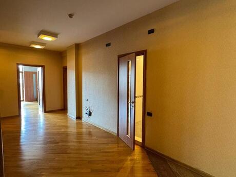 28 Mayda 4 otaqlı yeni tikili mənzil satılır, 230 m², 600 000 AZN, şəkil 4 / 12