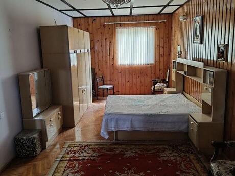 8 otaqlı həyət evi/bağ evi - Novxanı q. - 400 m²