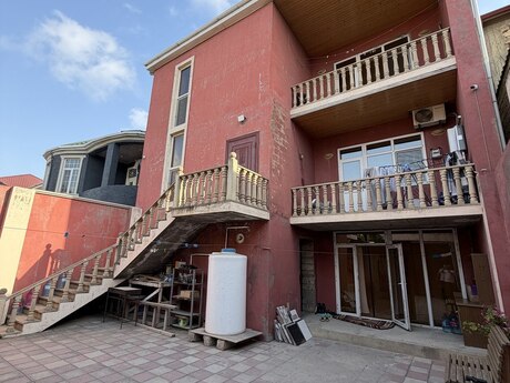10 otaqlı həyət evi/bağ evi - Qaraçuxur q. - 300 m²