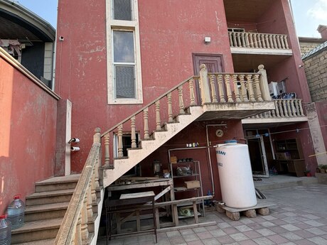 10 otaqlı həyət evi/bağ evi - Qaraçuxur q. - 300 m²