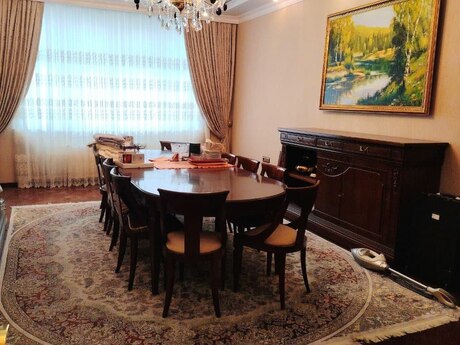 5 otaq · 226 m² · 13/18 mərtəbə, Elmlər Akademiyası