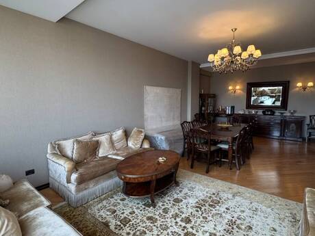 4 otaq · 215 m² · 13/18 mərtəbə, Elmlər Akademiyası